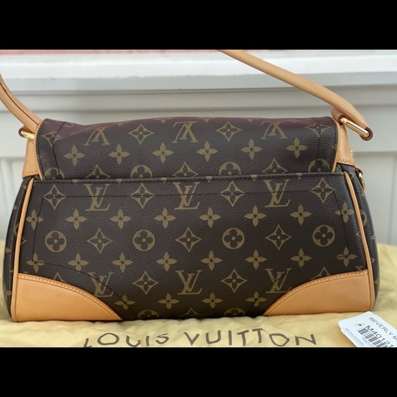 Louis Vuitton Beverly Handbag
Monogram Canvas MM great condition w/ dust bag - Picture 5 of 10
